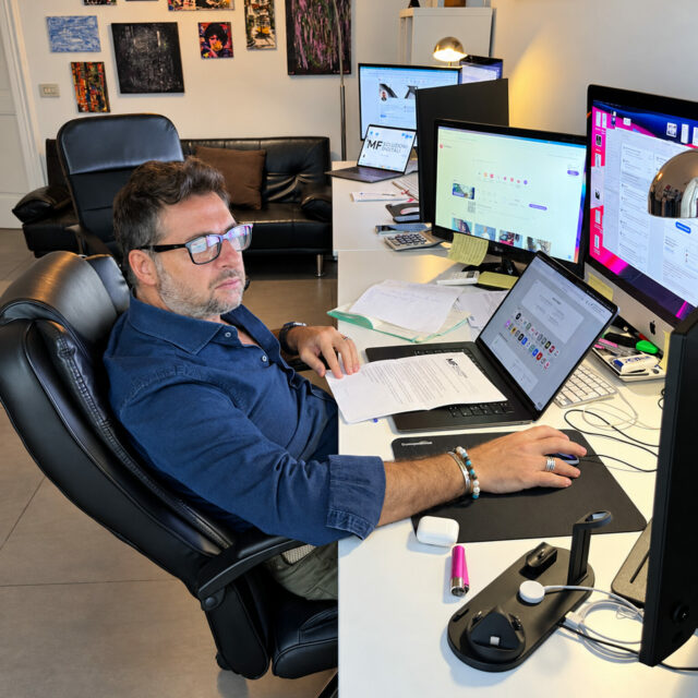 Gianmarco de Stefano al lavoro alla scrivania nell’ufficio di MF Soluzioni Digitali a Napoli