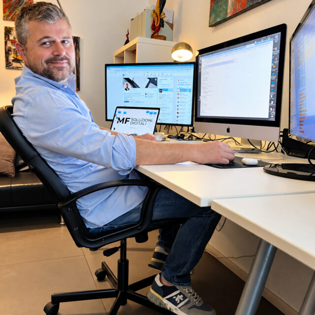 Massimo de Stefano alla scrivania nell’ufficio di MF Soluzioni Digitali a Napoli